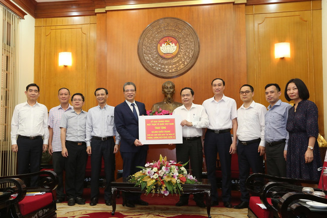 Người Việt ở nước ngoài tích cực ủng hộ chống dịch COVID-19 ảnh 1