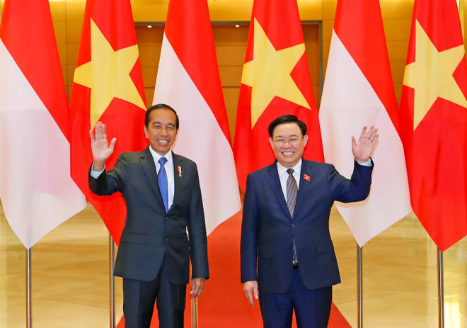 Chủ tịch Quốc hội Vương Đình Huệ với Tổng thống Indonesia Joko Widodo. (Ảnh: Nhan Sáng/TTXVN) ttxvn-chu-tich-quoc-hoi-hoi-kien-tong-thong-indonesia-5-5297.jpg