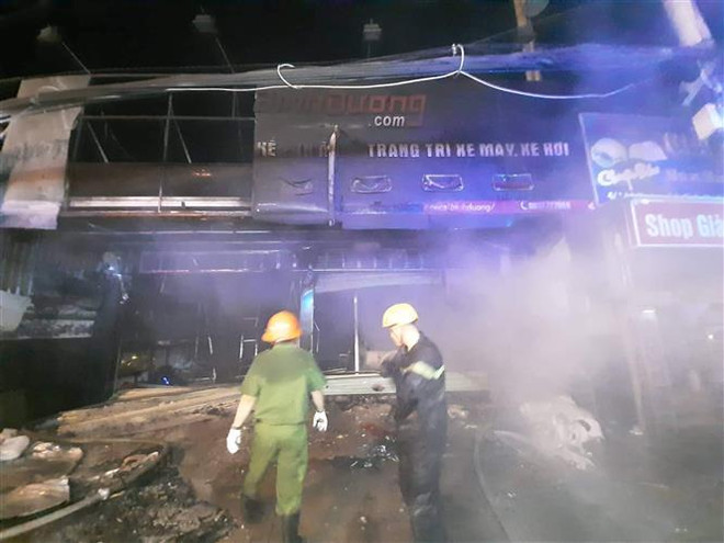 Cháy lớn thiêu rụi cửa hàng decal, trang trí xe máy tại Bình Dương ảnh 2
