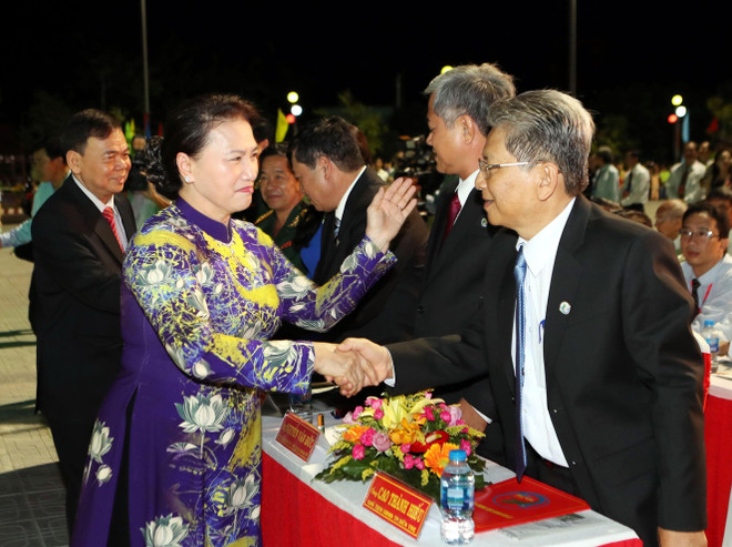Chủ tịch Quốc hội Nguyễn Thị Kim Ngân và các đại biểu dự lễ. (Ảnh: Trọng Đức/TTXVN) Chủ tịch Quốc hội dự Lễ công bố thành phố Bến Tre là đô thị loại 2 ảnh 1