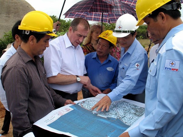 Các chuyên gia Nga và Việt Nam đang khảo sát khu vực xây nhà máy điện hạt nhân Ninh Thuận 1. (Ảnh: Công Thử /TTXVN) Góp ý chọn địa điểm xây nhà máy điện hạt nhân Ninh Thuận ảnh 1