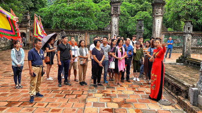 Du khách Việt thăm quan đi tích lịch sử trong quần thể danh thắng Tràng An. (Ảnh: Xuân Mai/Vietnam+) Giảm giá tới 80%: Cơ hội vàng cho du lịch nội địa hậu COVID-19 ảnh 1