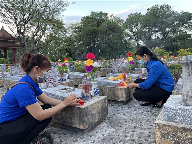 ​Thắp hơn 60.000 ngọn nến trên các phần mộ tại 72 nghĩa trang liệt sỹ ảnh 1