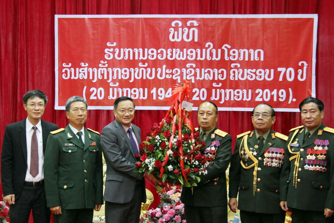 Đại sứ Nguyễn Bá Hùng chúc mừng 70 năm thành lập Quân đội Lào ảnh 1