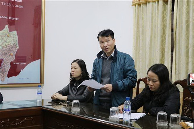 Ông Lê Hoàng Nam, Giám đốc Trung tâm kiểm soát bệnh tật tỉnh Ninh Bình thông tin cụ thể về trường hợp 2 bệnh nhân nghi nhiễm dịch bệnh nCoV. (Ảnh: Đức Phương/TTXVN) Thông tin mới về các trường hợp nghi nhiễm nCoV ở Yên Bái, Ninh Bình ảnh 2