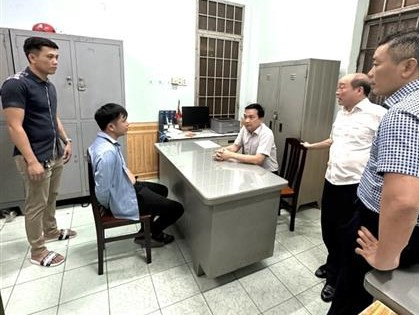 Giải cứu cháu bé bị đối tượng dùng xăng khống chế làm con tin ảnh 1