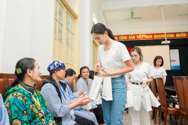 [Photo] Hoa hậu Tiểu Vy xúc động ngày vào viện K thăm bệnh nhân ảnh 7