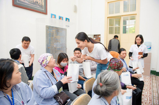 [Photo] Hoa hậu Tiểu Vy xúc động ngày vào viện K thăm bệnh nhân ảnh 9