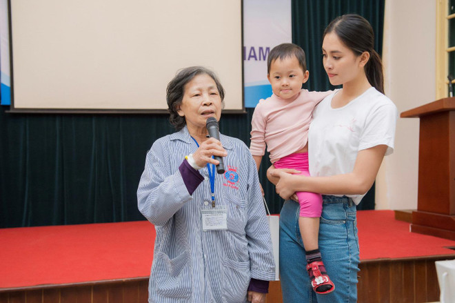[Photo] Hoa hậu Tiểu Vy xúc động ngày vào viện K thăm bệnh nhân ảnh 13