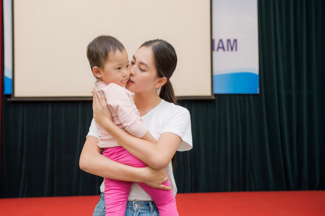 [Photo] Hoa hậu Tiểu Vy xúc động ngày vào viện K thăm bệnh nhân ảnh 11