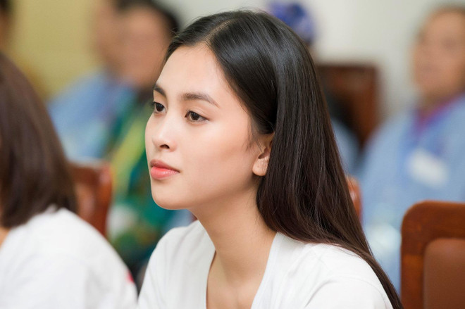 [Photo] Hoa hậu Tiểu Vy xúc động ngày vào viện K thăm bệnh nhân ảnh 5