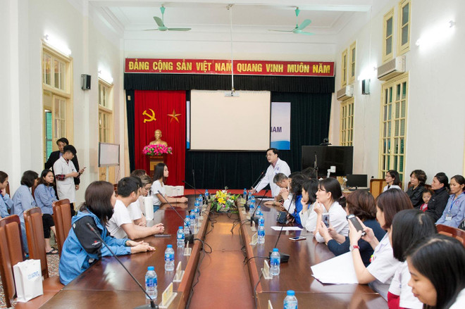 [Photo] Hoa hậu Tiểu Vy xúc động ngày vào viện K thăm bệnh nhân ảnh 3