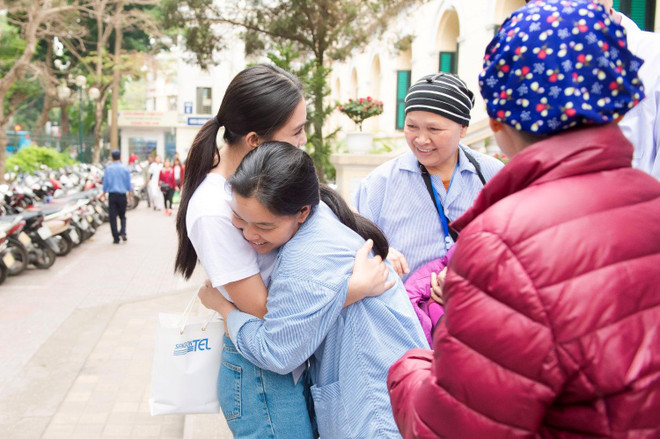 [Photo] Hoa hậu Tiểu Vy xúc động ngày vào viện K thăm bệnh nhân ảnh 15