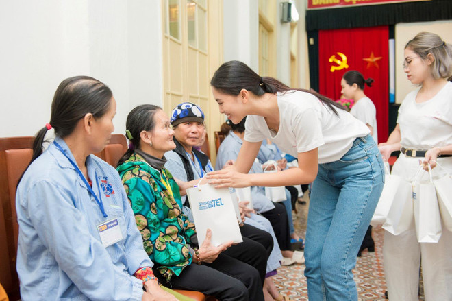 [Photo] Hoa hậu Tiểu Vy xúc động ngày vào viện K thăm bệnh nhân ảnh 8