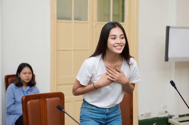 [Photo] Hoa hậu Tiểu Vy xúc động ngày vào viện K thăm bệnh nhân ảnh 4