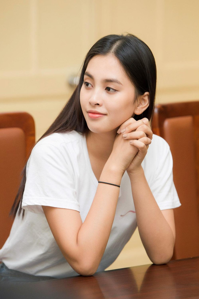 [Photo] Hoa hậu Tiểu Vy xúc động ngày vào viện K thăm bệnh nhân ảnh 6