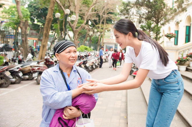 [Photo] Hoa hậu Tiểu Vy xúc động ngày vào viện K thăm bệnh nhân ảnh 16