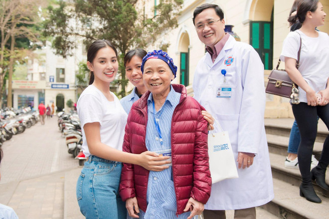 [Photo] Hoa hậu Tiểu Vy xúc động ngày vào viện K thăm bệnh nhân ảnh 14