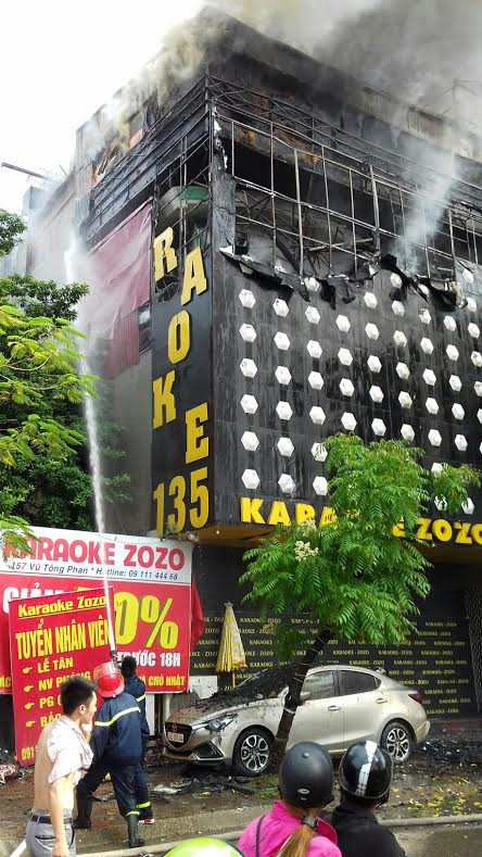 Hà Nội: Quán karaoke ở đường Vũ Tông Phan bốc cháy nghi ngút ảnh 2