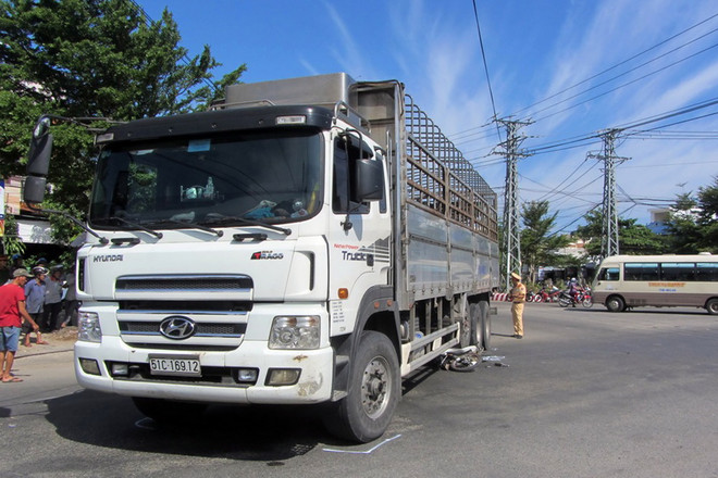 Xe tải cuốn môtô vào gầm làm một người tử vong tại chỗ ảnh 1