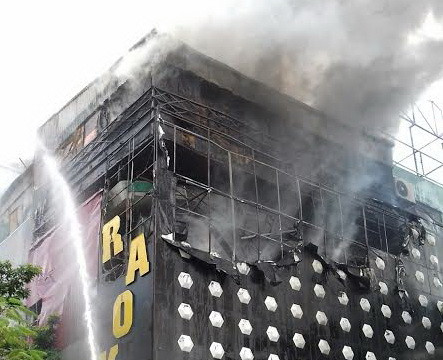 Hà Nội: Quán karaoke ở đường Vũ Tông Phan bốc cháy nghi ngút ảnh 1