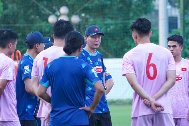Để hoàn thành những mục tiêu dài hạn, huấn luyện viên Kim Sang-sik cần phát huy tiềm năng của những nhân tố trẻ. (Ảnh: Việt Anh/Vietnam+) vnp_qrm.png