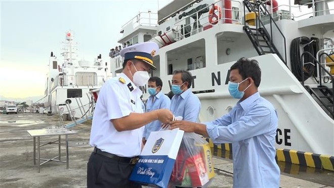 Bà Rịa-Vũng Tàu: Đưa 5 ngư dân bị chìm tàu trên biển về bờ an toàn ảnh 1