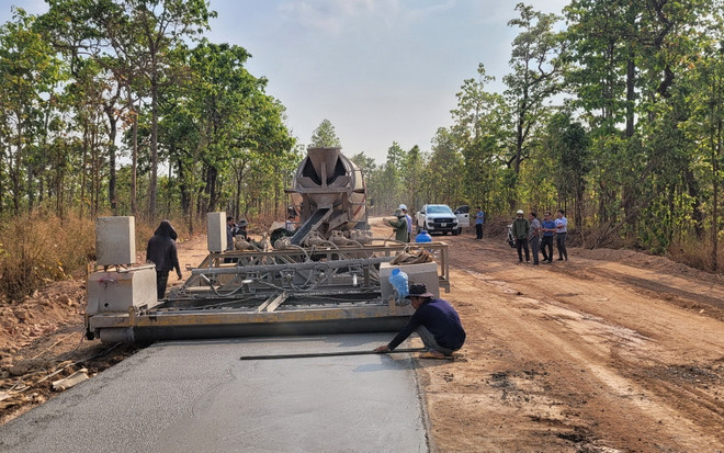 Thi công công trình giao thông ở huyện biên giới Chư Prông, tỉnh Gia Lai. (Ảnh: Hoài Nam/TTXVN) Vì sao giải ngân vốn đầu tư công ở Gia Lai mới đạt 6% kế hoạch? ảnh 2