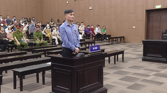 Bị cáo Phạm Thanh Hải tại phiên tòa. (Ảnh: Kim Anh/TTXVN) 'Tiến sỹ dạy làm giàu' Phạm Thanh Hải lĩnh án tù chung thân ảnh 1