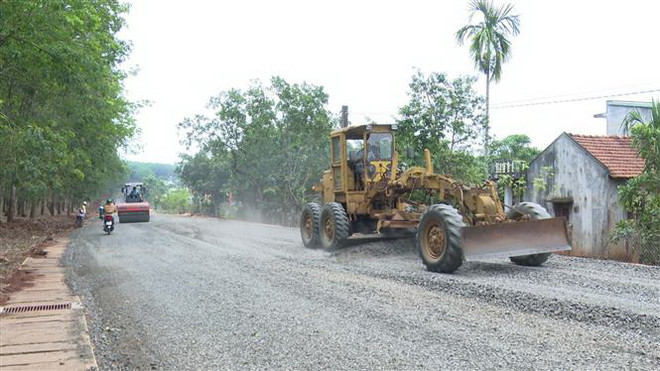 Thi công công trình giao thông ở huyện biên giới Đức Cơ, tỉnh Gia Lai. (Ảnh: Hoài Nam/TTXVN) Vì sao giải ngân vốn đầu tư công ở Gia Lai mới đạt 6% kế hoạch? ảnh 1