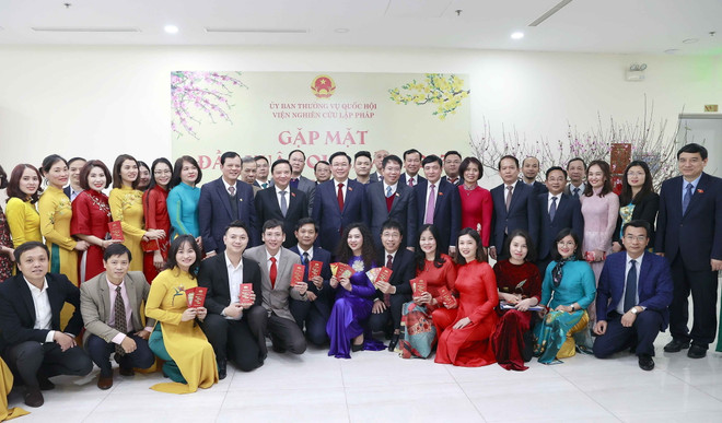 Chủ tịch Quốc hội Vương Đình Huệ gặp mặt đầu Xuân với cán bộ, công chức, viên chức, người lao động Viện Nghiên cứu lập pháp. (Ảnh: Doãn Tấn/TTXVN) 'Viện Nghiên cứu lập pháp nêu cao tinh thần chuẩn bị từ sớm, từ xa' ảnh 1