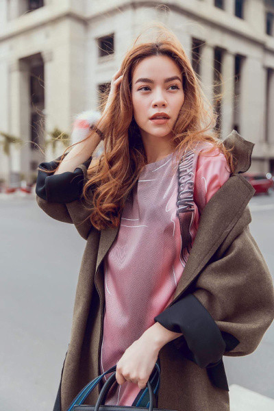 Cùng là My Way Karlito nhưng Hồ Ngọc Hà đính thêm lông cáo để xuống phố. (Ảnh: Miluxe) Ngắm mẫu đồng hồ độc bản siêu xa xỉ hơn 2 tỷ đồng sắp đến Việt Nam ảnh 5