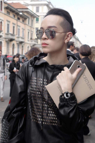 Kelbin Lei đeo đồng hồ My Way Karlito do Karl Lagerfeld thiết kế tại Tuần lễ Thời trang Milan. (Ảnh: Miluxe) Ngắm mẫu đồng hồ độc bản siêu xa xỉ hơn 2 tỷ đồng sắp đến Việt Nam ảnh 4