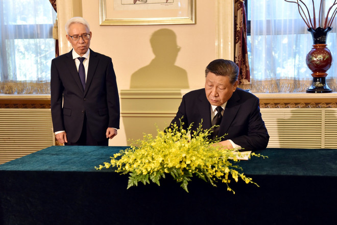 ttxvn_ong tap can binh vieng tong bi thu (9).jpg