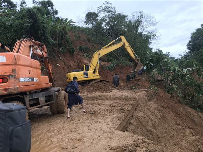 Lực lượng cứu hộ, cứu nạn hành quân tới hiện trường vụ sạt lở trong điều kiện vô cùng khó khăn do đường giao thông có nhiều điểm bị sạt lở nghiêm trọng. (Ảnh: Thanh Thủy/TTXVN) Quảng Trị: Bảy người trong Đội cứu hộ xã Hướng Việt gặp nạn ảnh 1