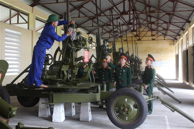 Thiếu tướng Nguyễn Văn Man (thứ hai từ phải qua) luôn sẵn sàng 'đồng cam cộng khổ' sẻ chia gian khó cùng đồng đội, cùng nhân dân, là hình mẫu để cán bộ, chiến sỹ học tập. (Ảnh: TTXVN phát) Thương tiếc Thiếu tướng Nguyễn Văn Man - vị tướng của lòng dân ảnh 2