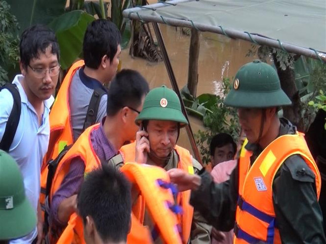 Hình ảnh Thiếu tướng Nguyễn Văn Man (người nghe điện thoại, đứng thứ hai từ phải qua) đội mưa, lội nước, trực tiếp có mặt tại hiện trường chỉ huy công tác ứng cứu trong thiên tai bão lũ để lại nhiều xúc động, khâm phục và tự hào trong ký ức mỗi cán bộ, chiến sỹ Bộ Chỉ huy Quân sự tỉnh Quảng Bình và với cả những người dân nơi đây. (Ảnh: TTXVN phát) Thương tiếc Thiếu tướng Nguyễn Văn Man - vị tướng của lòng dân ảnh 1
