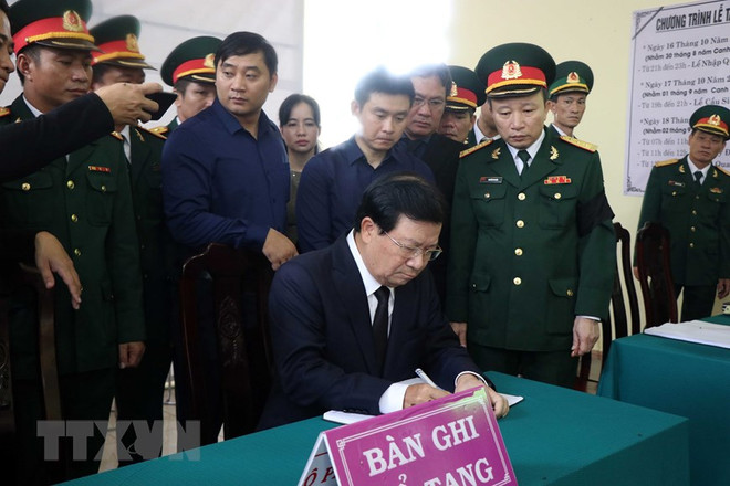 Phó Thủ tướng Trịnh Đình Dũng ghi sổ tang tại lễ viếng các cán bộ, chiến sỹ đã hy sinh. (Ảnh: Đỗ Trưởng/TTXVN) Tổ chức trọng thể lễ viếng 13 cán bộ, chiến sỹ hy sinh ở Rào Trăng 3 ảnh 2