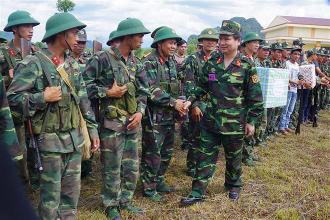 Thiếu tướng Nguyễn Văn Man bắt tay, động viên tinh thần các chiến sỹ trẻ nỗ lực, cố gắng vượt mọi khó khăn để hoàn thành sứ mệnh mà Đảng, nhân dân giao phó. (Ảnh: TTXVN phát) Thương tiếc Thiếu tướng Nguyễn Văn Man - vị tướng của lòng dân ảnh 3