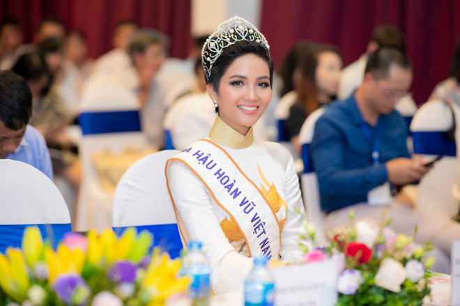 "Chúng ta hãy chọn cách đấu tranh, vượt lên số phận và tìm ra lối đi tốt nhất cho tương lai của mình," Hoa hậu H'Hen Niê nói. (Ảnh: Như Hoàn) Hoa hậu H’Hen Niê: 'Chúng ta hãy chọn cách vượt lên số phận' ảnh 1