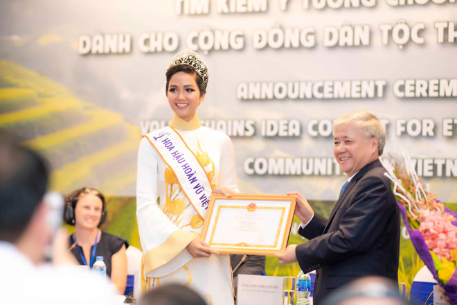 Hoa hậu H’Hen Niê được đại diện Ủy ban Dân tộc trao tặng bằng khen. (Ảnh: Như Hoàn) Hoa hậu H’Hen Niê: 'Chúng ta hãy chọn cách vượt lên số phận' ảnh 2