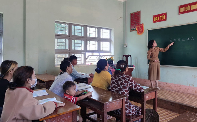 Lớp học xóa mù chữ tại xã Dun, huyện Chư Sê, tỉnh Gia Lai. (Ảnh: TTXVN phát) ttxvn-xoa-mu-chu-3-1117.jpg