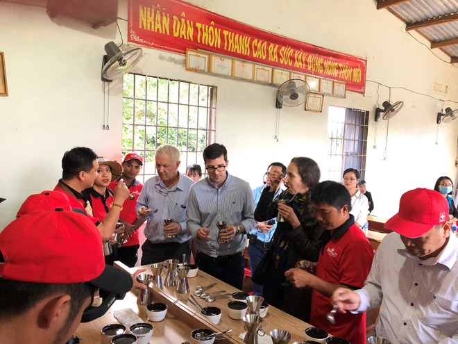 Đại sứ Thụy Sĩ và nhân viên Đại sứ quán cùng thưởng thức càphê với những nông dân địa phương tại huyện Krông Năng, tỉnh Đắk Lắk. (Nguồn: Đại sứ quán Thụy Sĩ tại Việt Nam) 50 năm vun đắp quan hệ truyền thống, hợp tác tốt đẹp Việt Nam-Thụy Sĩ ảnh 3