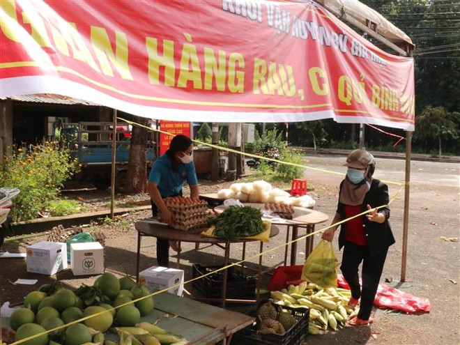 Gian hàng 0 đồng ấm lòng người nghèo vùng biên giữa mùa dịch COVID-19 ảnh 2