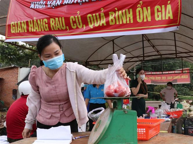 Gian hàng 0 đồng ấm lòng người nghèo vùng biên giữa mùa dịch COVID-19 ảnh 1