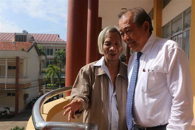 Phó Thủ tướng thường trực Chính phủ Trương Hòa Bình trao đổi cùng nhà nghiên cứu Cao Tự Thanh (con ông Nguyễn Văn Chính). (Ảnh: Thanh Bình/TTXVN) Hội thảo về đồng chí Nguyễn Văn Chính với cách mạng Việt Nam ảnh 1