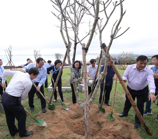 Bà Trương Thị Mai - Ủy viên Bộ Chính trị, Bí thư Trung ương Đảng, Trưởng ban Dân vận Trung ương cùng các đại biểu thực hiện nghi thức trồng cây của chương trình Quỹ 1 triệu cây xanh cho Việt Nam. (Nguồn: Vinamilk) Vinamilk trồng 110.000 cây xanh góp phần phủ xanh tỉnh Bình Định ảnh 1