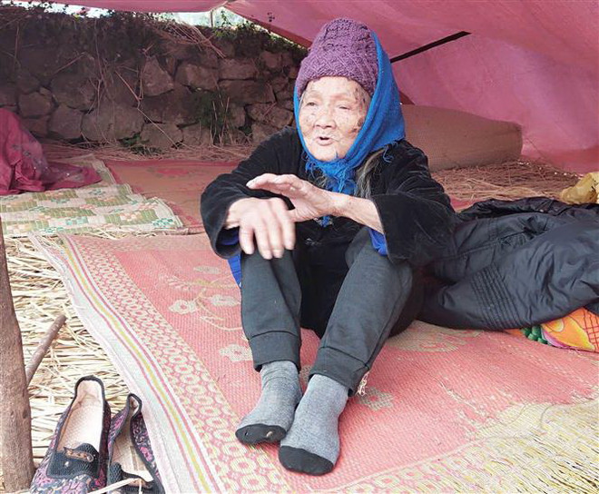 Một cụ bà ngoài 90 tuổi được con cháu đưa ra lều bạt cả ban ngày để đảm bảo an toàn. (Ảnh: Quốc Đạt/TTXVN) Cao Bằng: Cuộc sống ở xã Đàm Thủy đảo lộn sau loạt trận động đất ảnh 4
