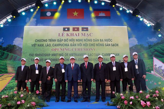 Các đại biểu 3 nước Việt Nam, Lào, Campuchia chụp ảnh lưu niệm tại Lễ khai mạc. (Ảnh: Chu Quốc Hùng/TTXVN) Gặp gỡ hữu nghị nông dân Việt Nam-Lào-Campuchia gắn với nông sản sạch ảnh 2