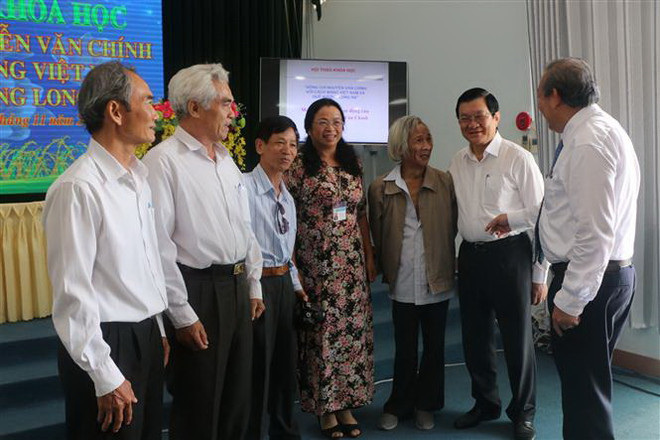 Nguyên Chủ tịch nước Trương Tấn Sang, Phó Thủ tướng thường trực Chính phủ Trương Hòa Bình với các đại biểu dự hội thảo. (Ảnh: Thanh Bình/TTXVN) Hội thảo về đồng chí Nguyễn Văn Chính với cách mạng Việt Nam ảnh 2